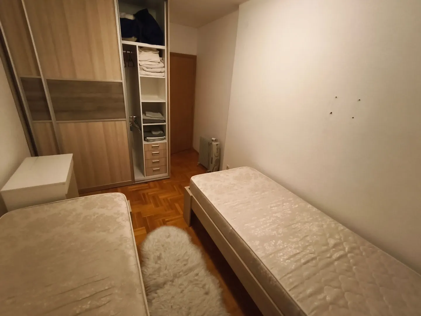 Spavaća soba sa dva kreveta na sprat i ugradnim plakarom.