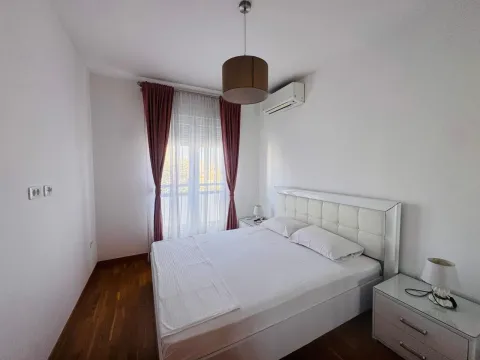 Svjetla i uređena spavaća soba sa bračnim krevetom i izlazom na terasu. - image 10