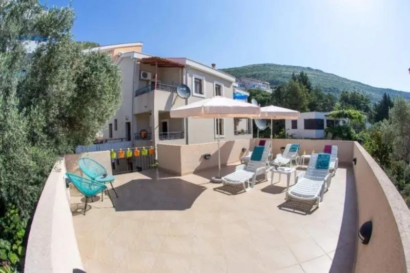 Izdavanje, kuća, 100m², Petrovac, Budva