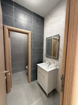 Modernly equipped bathroom with a washbasin and mirror. - image 6