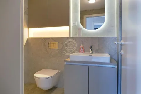 Moderno kupatilo sa umivaonikom, WC šoljom i osvetljenim ogledalom. - image 8