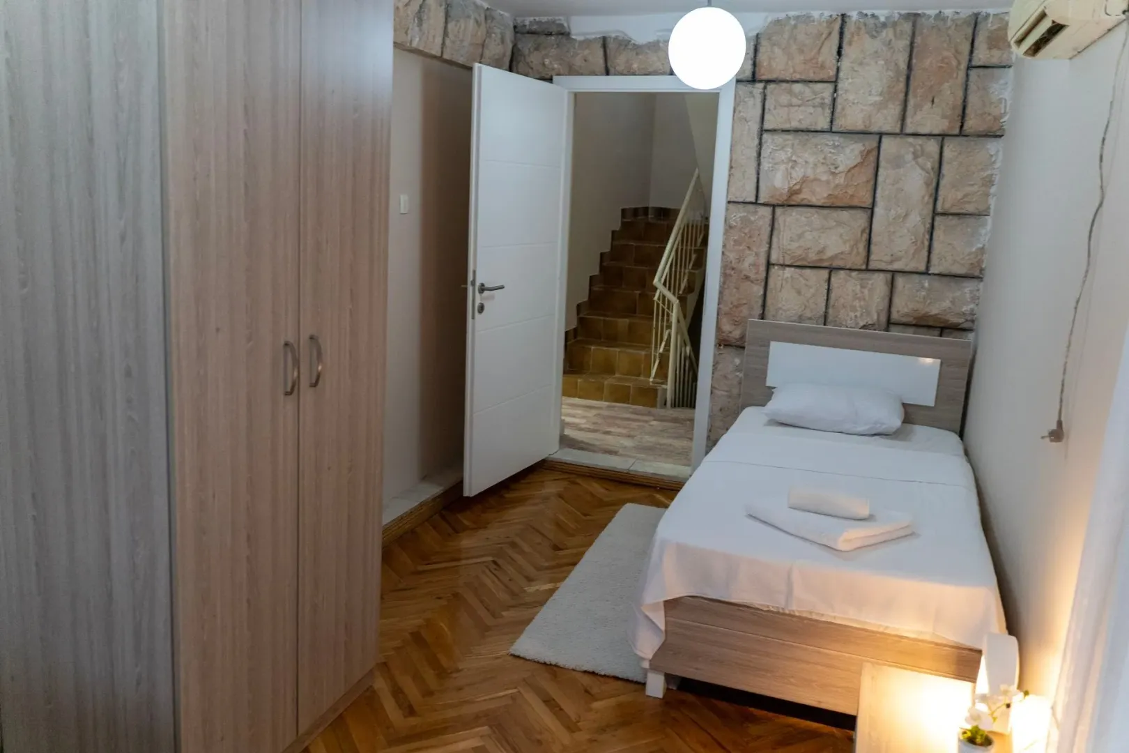 Izdavanje, kuća, 200m², Sveti Stefan, Budva