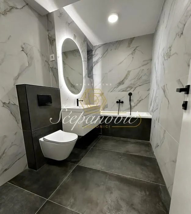 Prodaja, četvorosoban stan, 110m², Centar, Novi Sad