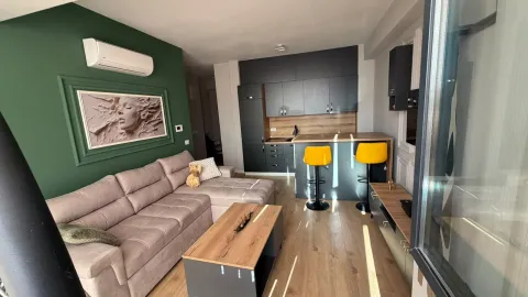 Moderan dnevni boravak sa garniturom i trpezarijskim dijelom sa šankom. - image 6