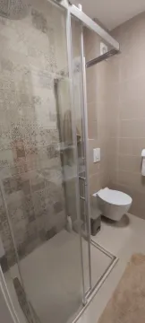 Moderno opremljeno kupatilo sa tuš kabinom i WC šoljom. - image 8