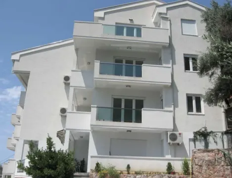 Pogled na spoljašnjost moderne stambene zgrade sa terasama. - image 10