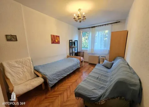 Nameštena spavaća soba sa krevetom, trosedom i parketom na podu. - image 8