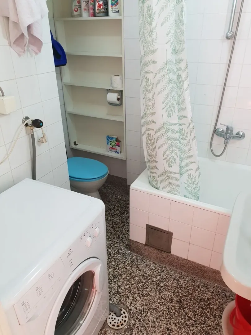 Kupatilo sa kadom, toaletom i veš mašinom.
