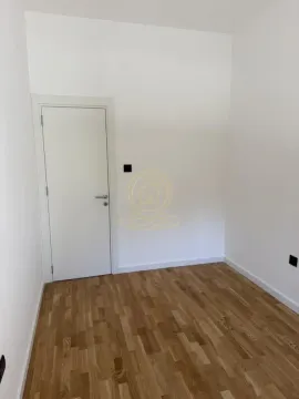 Prazna soba sa drvenim podom i belim zidovima. - image 10