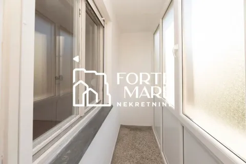 Zastakljeni balkon sa bijelom PVC stolarijom. - image 18