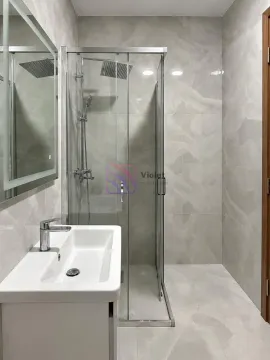 Moderno kupatilo sa tuš kabinom, umivaonikom i velikim ogledalom. - image 11