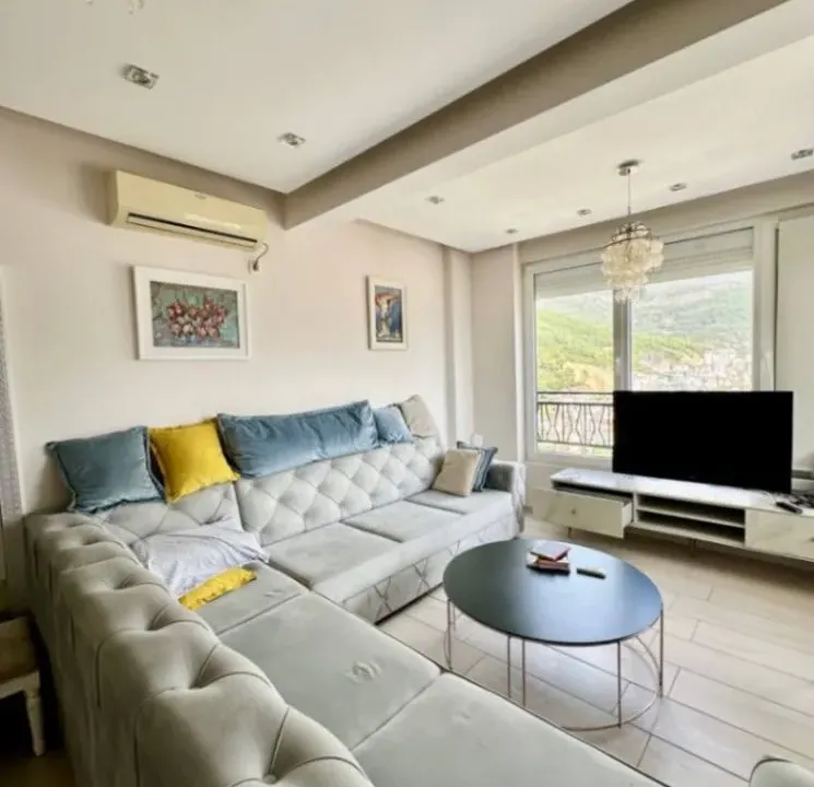 Izdavanje, dvosoban stan, 74m², Budva, Crna Gora