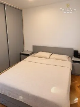 Namještena spavaća soba sa bračnim krevetom, noćnim stočićima i ugradnim ormarom. - image 3