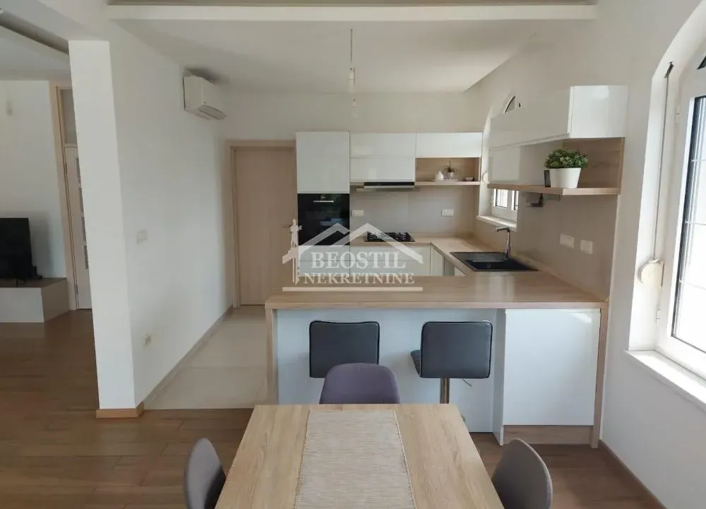 Prodaja, kuća, 380m², Centar, Inđija