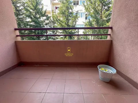 Natkriveni balkon sa popločanim podom i pogledom na zelenilo. - image 16