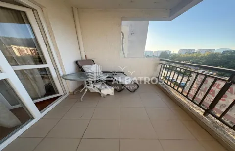Natkriveni balkon sa stolom i stolicama i pogledom na okolinu. - image 9