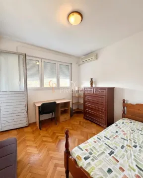 Namještena spavaća soba sa krevetom, radnim stolom i drvenom komodom. - image 12