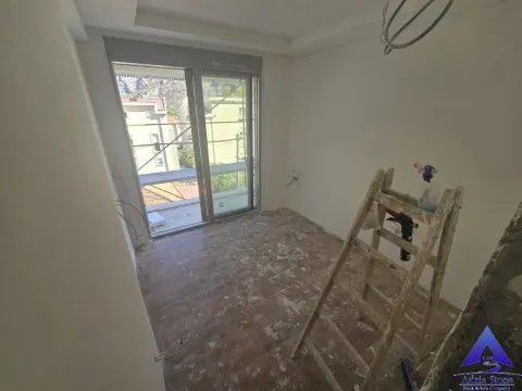 Prazna prostorija u toku radova sa drvenim merdevinama i izlazom na terasu. - image 22