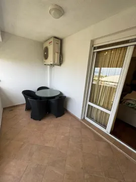 Natkrivena terasa sa garniturom za sedenje i izlazom u enterijer. - image 12