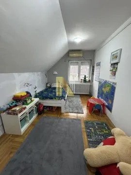 Dečja soba sa krevetom i igračkama pod kosim krovom. - image 23