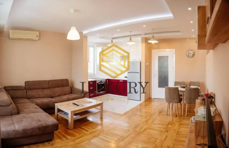 Izdavanje, dvosoban stan, 78m², Centar, Podgorica
