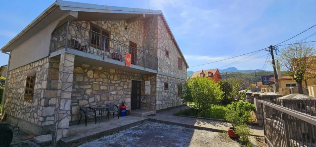 Izdavanje, dvosoban stan, 65m², Humci, Cetinje