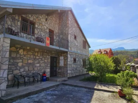 Izdavanje, dvosoban stan, 65m², Humci, Cetinje