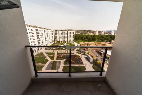 Pogled sa balkona na dvorište zgrade i okolinu. - image 10