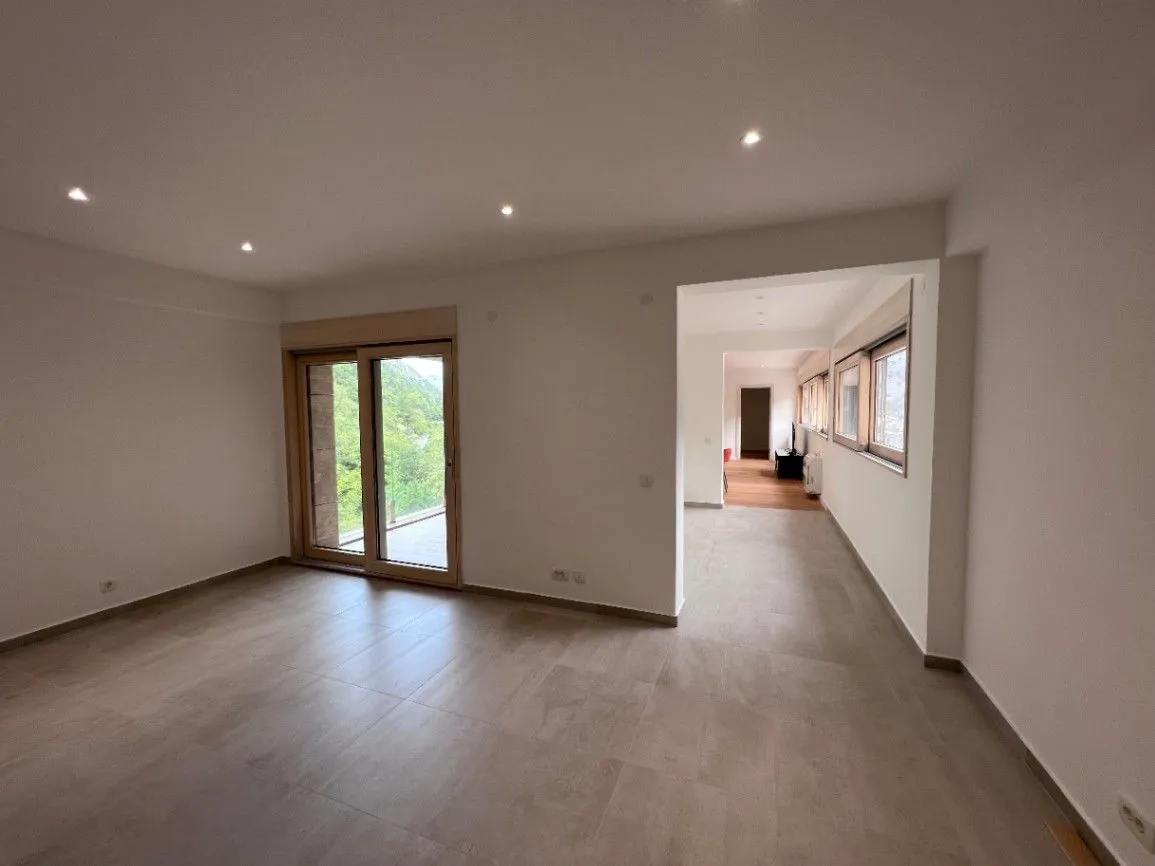 Prodaja, jednosoban stan, 64m², Škaljari, Kotor