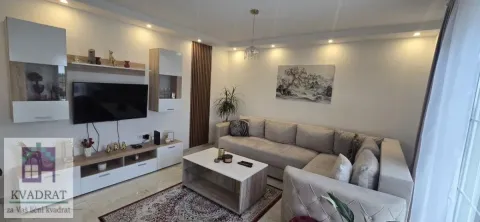 Dnevna soba sa ugaonom garniturom, televizorom i stočićem. - image 4