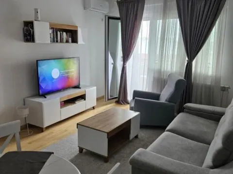 Izdavanje, trosoban stan, 55m², Zemun Cara Dušana, Zemun Sve Podlokacije - image 2