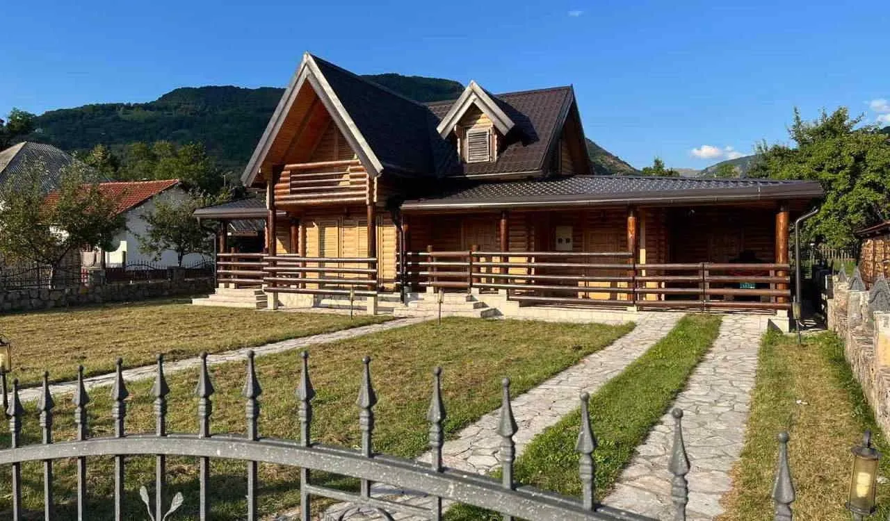 Prodaja, kuća, 180m², Centar, Kolašin