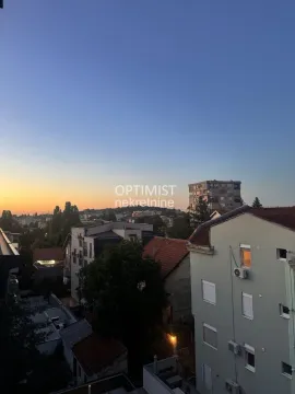 Pogled na gradski pejzaž i zalazak sunca iz nekretnine. - image 12