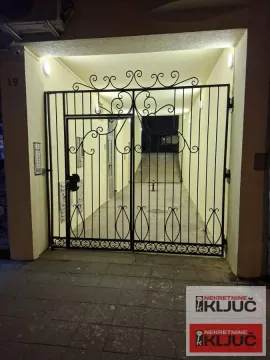 Ulazna kapija zgrade sa osvetljenjem noću. - image 7