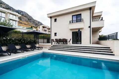 Modern villa with a swimming pool and landscaped courtyard. - image 6