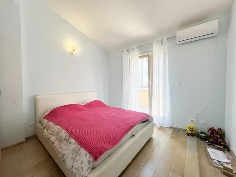 Spavaća soba sa bračnim krevetom i izlazom na terasu. - image 4
