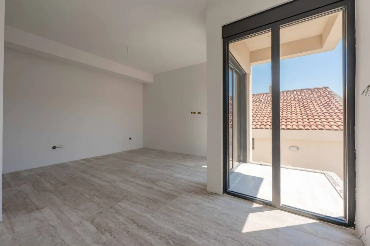 Empty room with ceramic tiled floor and access to the terrace.