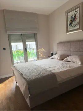 Namještena spavaća soba sa bračnim krevetom i izlazom na terasu. - image 12
