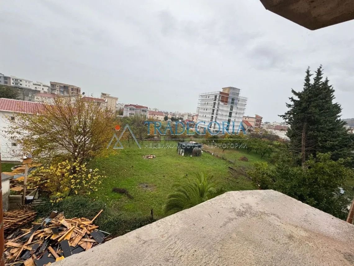 Pogled sa terase na dvorište i okolne zgrade.