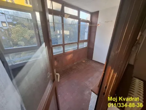 Zastakljena terasa sa drvenom stolarijom i podom od pločica. - image 9