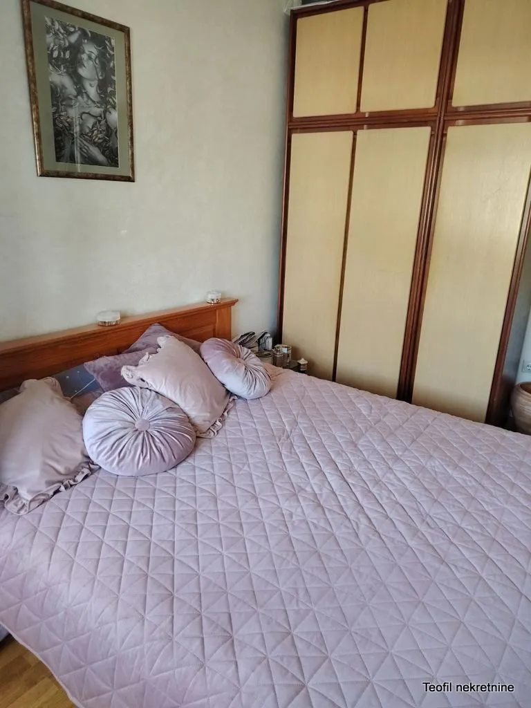 Spavaća soba sa bračnim krevetom i ugradnim ormanom.