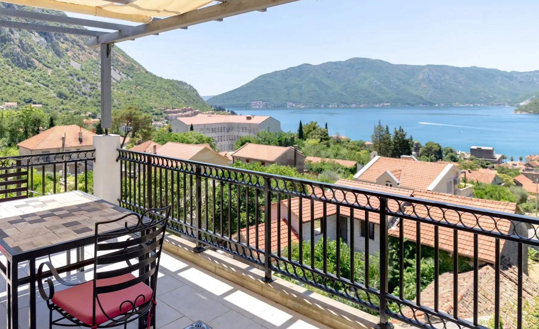 Sale, three bedroom apartment, 208m², Risan, Kotor