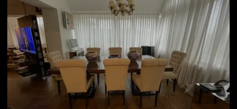 Trpezarija sa velikim stolom i udobnim tapaciranim stolicama. - image 6