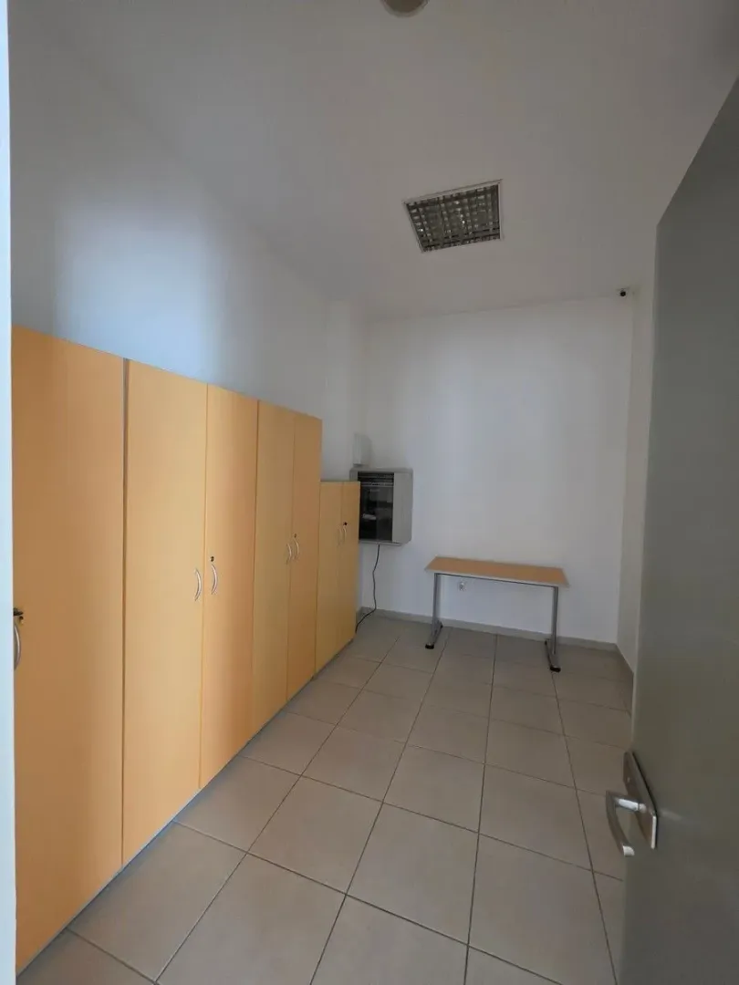 Rent, office space, 128m², Tološka šuma, Podgorica