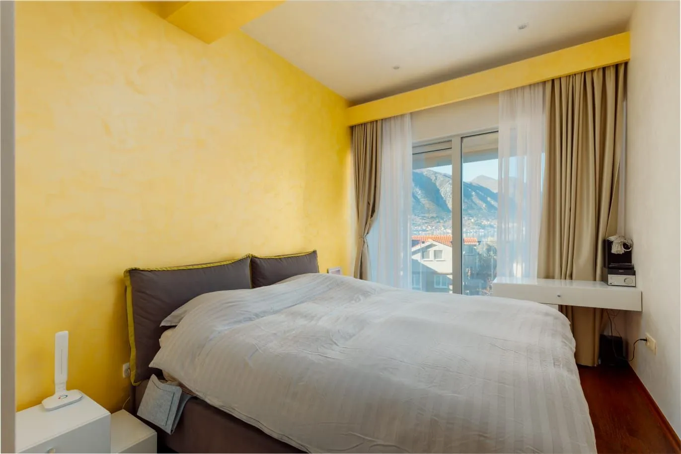 Izdavanje, dvosoban stan, 130m², Dobrota, Kotor
