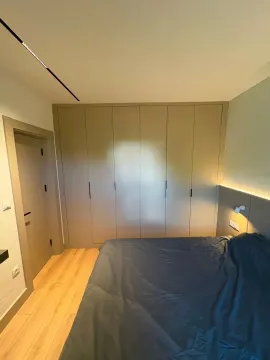 Moderna spavaća soba sa ugradnim plakarom i krevetom. - image 9