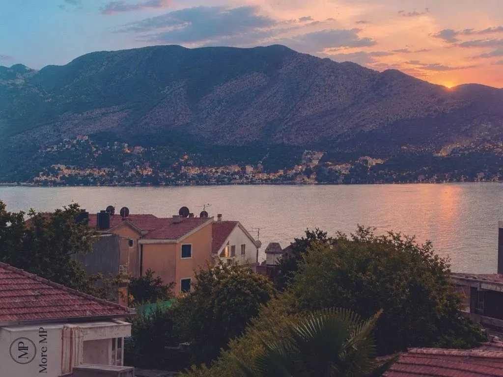 Pogled na zaliv i planine u sumrak.