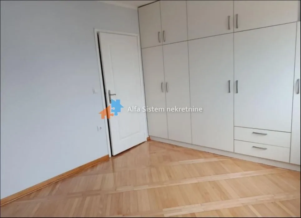Izdavanje, četvorosoban stan, 125m², Savski Venac, Beograd