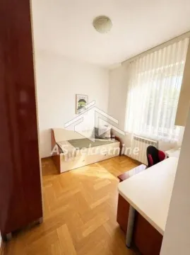 Dečja soba sa krevetom, radnim stolom i parketom na podu. - image 10