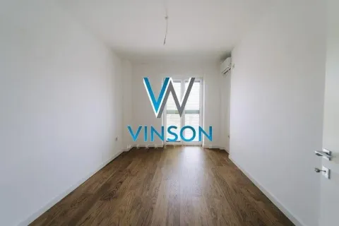 Prazna svetla soba sa drvenim podom i balkonskim vratima. - image 10